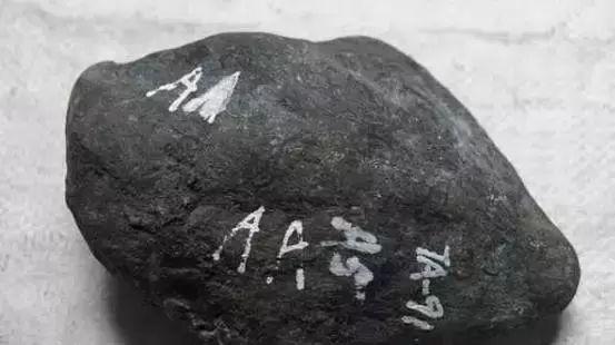 翡翠原石表面的裂什么怎么读翡翠外裂和内裂的区别-第6张图片-翡翠网 翡翠原石表面的裂什么怎么读翡翠外裂和内裂的区别-第6张图片-翡翠网