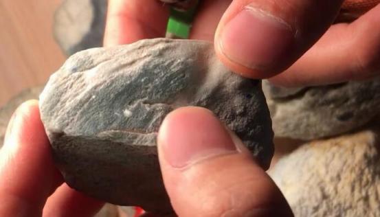 玻璃种翡翠毛料知识的简单介绍-第1张图片-翡翠网 玻璃种翡翠毛料知识的简单介绍-第1张图片-翡翠网