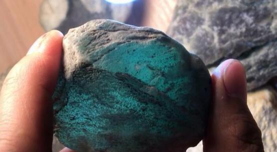 玻璃种翡翠毛料知识的简单介绍-第2张图片-翡翠网 玻璃种翡翠毛料知识的简单介绍-第2张图片-翡翠网