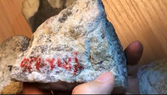 玻璃种翡翠毛料知识的简单介绍-第3张图片-翡翠网 玻璃种翡翠毛料知识的简单介绍-第3张图片-翡翠网