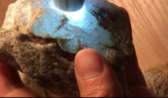 玻璃种翡翠毛料知识的简单介绍-第4张图片-翡翠网 玻璃种翡翠毛料知识的简单介绍-第4张图片-翡翠网