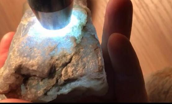 玻璃种翡翠毛料知识的简单介绍-第5张图片-翡翠网 玻璃种翡翠毛料知识的简单介绍-第5张图片-翡翠网