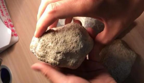 玻璃种翡翠毛料知识的简单介绍-第8张图片-翡翠网 玻璃种翡翠毛料知识的简单介绍-第8张图片-翡翠网