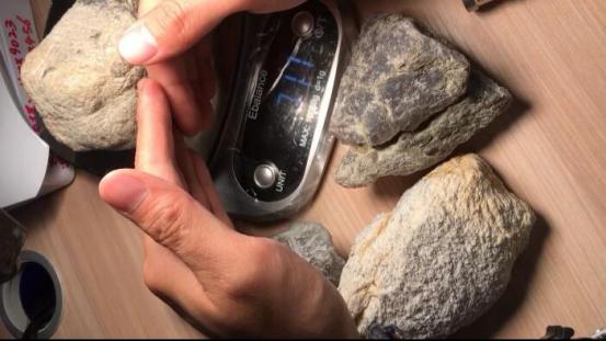 玻璃种翡翠毛料知识的简单介绍-第9张图片-翡翠网 玻璃种翡翠毛料知识的简单介绍-第9张图片-翡翠网