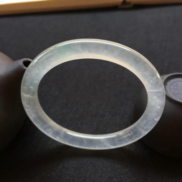 女士戴玉镯戴哪个手上,翡翠手镯女士款-第5张图片-翡翠网 女士戴玉镯戴哪个手上,翡翠手镯女士款-第5张图片-翡翠网