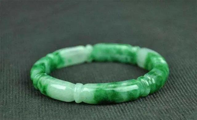 女士戴玉镯戴哪个手上,翡翠手镯女士款-第9张图片-翡翠网 女士戴玉镯戴哪个手上,翡翠手镯女士款-第9张图片-翡翠网