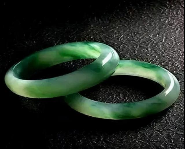 女士戴玉镯戴哪个手上,翡翠手镯女士款-第10张图片-翡翠网 女士戴玉镯戴哪个手上,翡翠手镯女士款-第10张图片-翡翠网