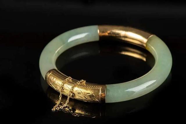 女士戴玉镯戴哪个手上,翡翠手镯女士款-第11张图片-翡翠网 女士戴玉镯戴哪个手上,翡翠手镯女士款-第11张图片-翡翠网