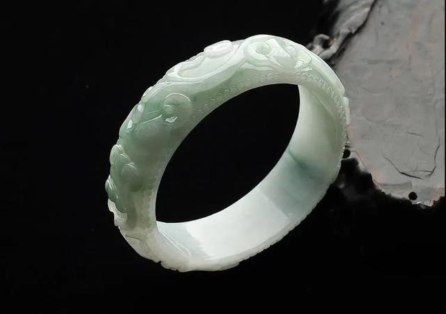 女士戴玉镯戴哪个手上,翡翠手镯女士款-第12张图片-翡翠网 女士戴玉镯戴哪个手上,翡翠手镯女士款-第12张图片-翡翠网