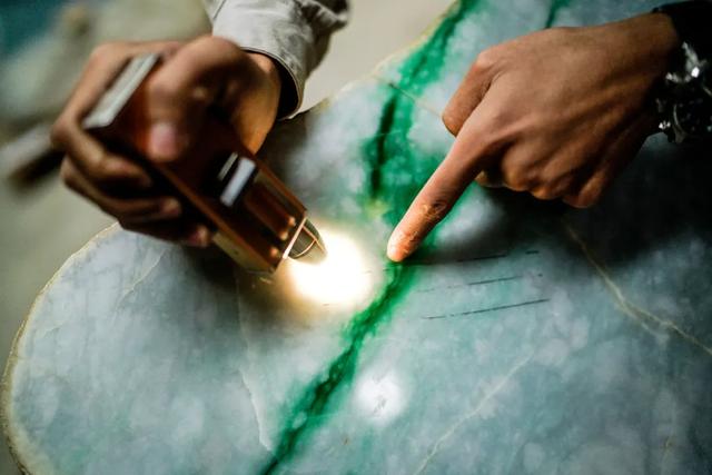 我的翡翠原石之旅十二章,超巨型翡翠原石小说-第3张图片-翡翠网 我的翡翠原石之旅十二章,超巨型翡翠原石小说-第3张图片-翡翠网