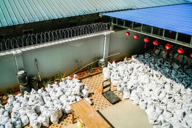 我的翡翠原石之旅十二章,超巨型翡翠原石小说-第13张图片-翡翠网 我的翡翠原石之旅十二章,超巨型翡翠原石小说-第13张图片-翡翠网