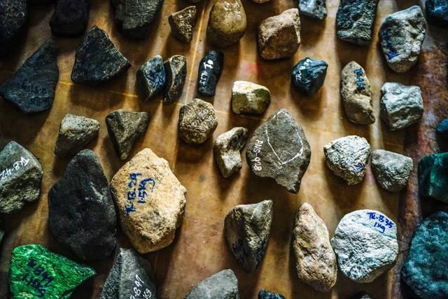 我的翡翠原石之旅十二章,超巨型翡翠原石小说-第20张图片-翡翠网 我的翡翠原石之旅十二章,超巨型翡翠原石小说-第20张图片-翡翠网