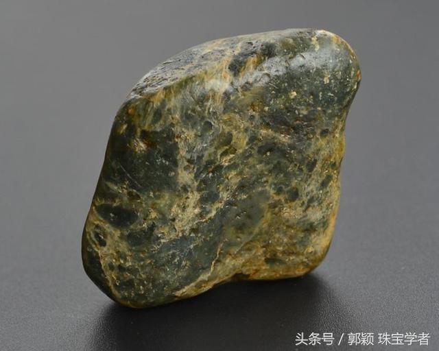 翡翠原石怎么开皮,翡翠原石蛤蟆皮-第13张图片-翡翠网 翡翠原石怎么开皮,翡翠原石蛤蟆皮-第13张图片-翡翠网