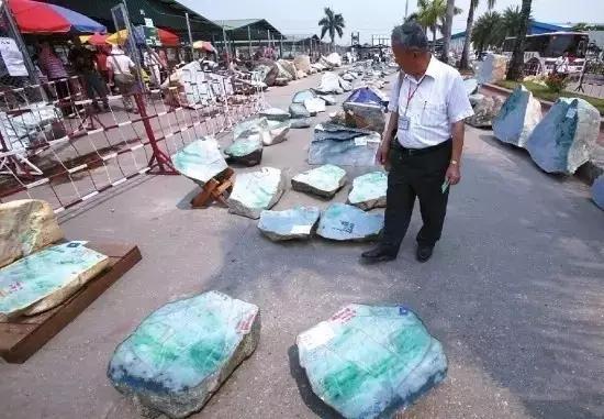 关于衡山乌鸡种翡翠原石的信息-第3张图片-翡翠网 关于衡山乌鸡种翡翠原石的信息-第3张图片-翡翠网