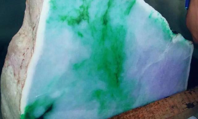 翡翠原石怎么买才能涨大涨的翡翠原石-第1张图片-翡翠网