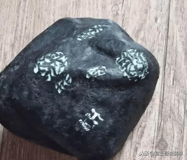 翡翠原石直播的套路,直播翡翠原石批发-第3张图片-翡翠网 翡翠原石直播的套路,直播翡翠原石批发-第3张图片-翡翠网