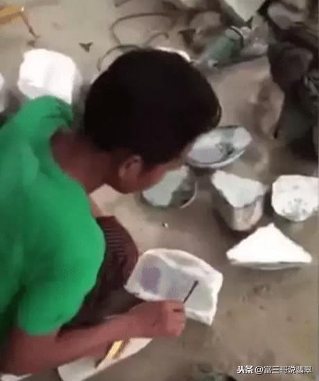 翡翠原石直播的套路,直播翡翠原石批发-第10张图片-翡翠网 翡翠原石直播的套路,直播翡翠原石批发-第10张图片-翡翠网