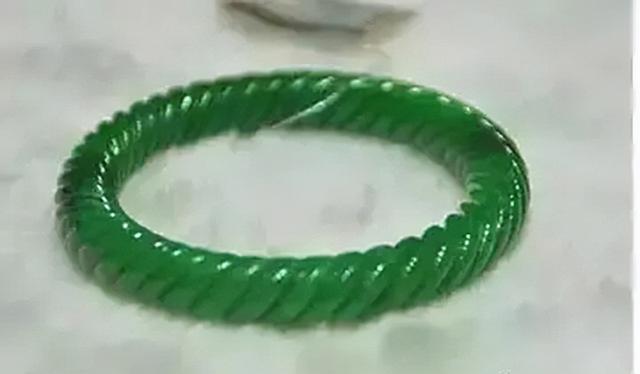 包含老翡翠手镯的价格大概多少的词条-第3张图片-翡翠网 包含老翡翠手镯的价格大概多少的词条-第3张图片-翡翠网