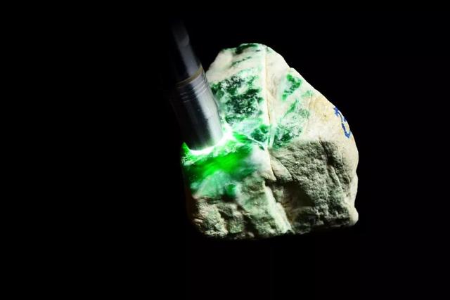 翡翠原石达木坎特点,32种翡翠颜色等级排名-第2张图片-翡翠网 翡翠原石达木坎特点,32种翡翠颜色等级排名-第2张图片-翡翠网