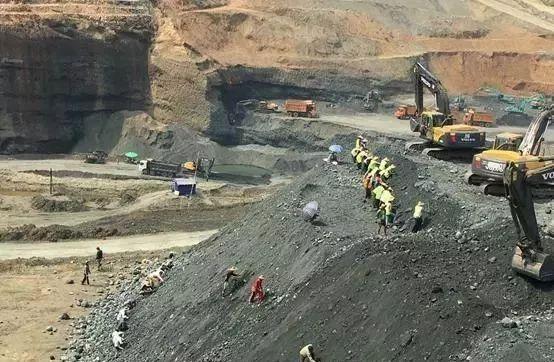 翡翠原石达木坎特点,32种翡翠颜色等级排名-第4张图片-翡翠网 翡翠原石达木坎特点,32种翡翠颜色等级排名-第4张图片-翡翠网