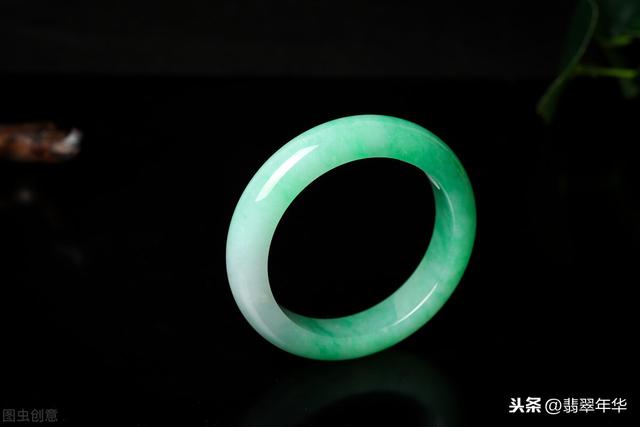 翡翠怕洗洁精吗,翡翠手镯泡水变绿怎么回事-第1张图片-翡翠网 翡翠怕洗洁精吗,翡翠手镯泡水变绿怎么回事-第1张图片-翡翠网