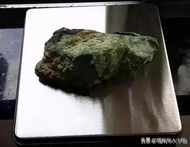 关于缅甸翡翠捡漏原石的信息-第3张图片-翡翠网 关于缅甸翡翠捡漏原石的信息-第3张图片-翡翠网