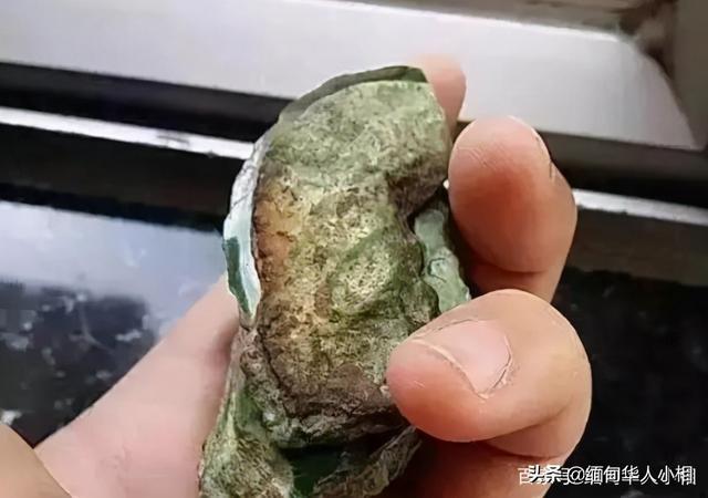 关于缅甸翡翠捡漏原石的信息-第4张图片-翡翠网 关于缅甸翡翠捡漏原石的信息-第4张图片-翡翠网