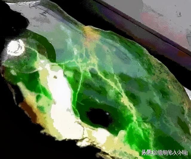 关于缅甸翡翠捡漏原石的信息-第5张图片-翡翠网 关于缅甸翡翠捡漏原石的信息-第5张图片-翡翠网