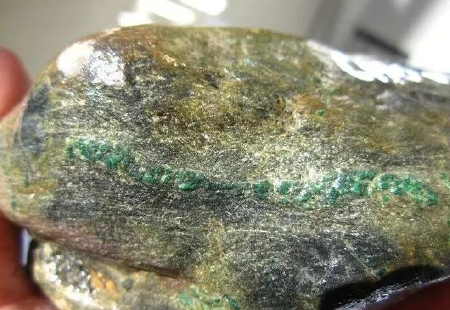 识别翡翠原石皮壳知识翡翠原石表面-第1张图片-翡翠网 识别翡翠原石皮壳知识翡翠原石表面-第1张图片-翡翠网