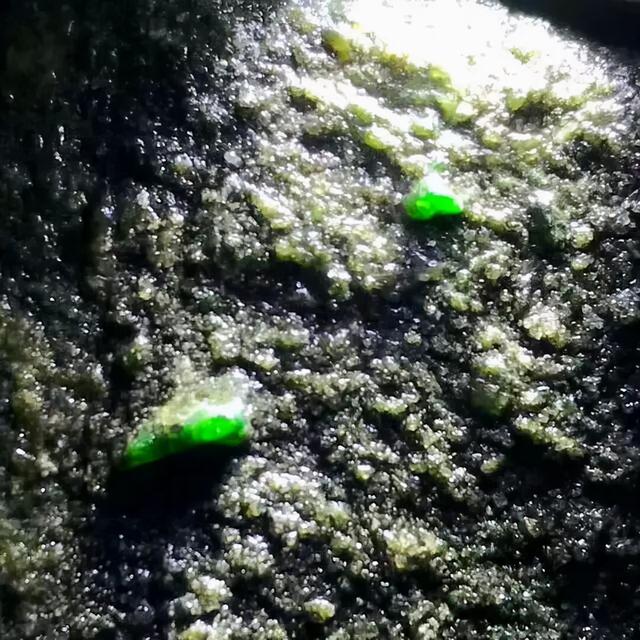 识别翡翠原石皮壳知识翡翠原石表面-第4张图片-翡翠网 识别翡翠原石皮壳知识翡翠原石表面-第4张图片-翡翠网