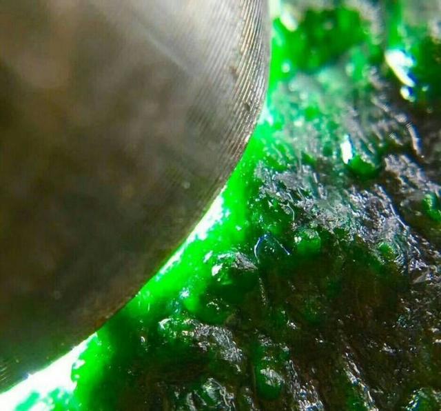 识别翡翠原石皮壳知识翡翠原石表面-第5张图片-翡翠网 识别翡翠原石皮壳知识翡翠原石表面-第5张图片-翡翠网