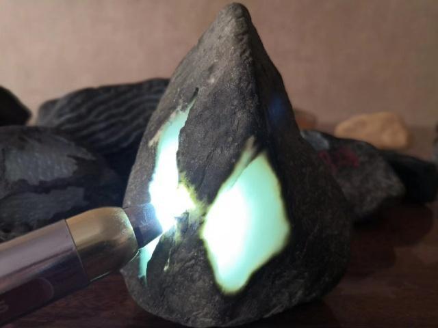 识别翡翠原石皮壳知识翡翠原石表面-第8张图片-翡翠网 识别翡翠原石皮壳知识翡翠原石表面-第8张图片-翡翠网