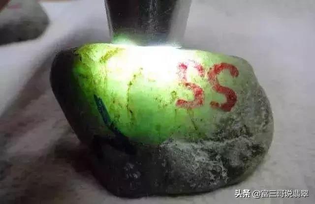 翡翠原石打光分辨种水的简单介绍-第3张图片-翡翠网 翡翠原石打光分辨种水的简单介绍-第3张图片-翡翠网