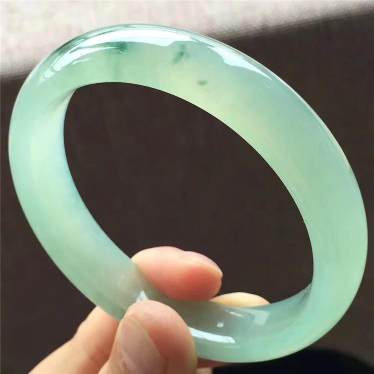 冰晴种翡翠手镯价格,冰种翡翠属于什么档次-第1张图片-翡翠网 冰晴种翡翠手镯价格,冰种翡翠属于什么档次-第1张图片-翡翠网