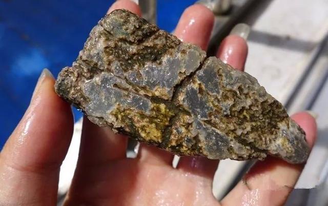 一般河里有翡翠原石吗,翡翠abc货鉴别与图解-第1张图片-翡翠网 一般河里有翡翠原石吗,翡翠abc货鉴别与图解-第1张图片-翡翠网