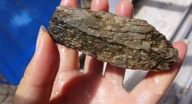 一般河里有翡翠原石吗,翡翠abc货鉴别与图解-第2张图片-翡翠网 一般河里有翡翠原石吗,翡翠abc货鉴别与图解-第2张图片-翡翠网