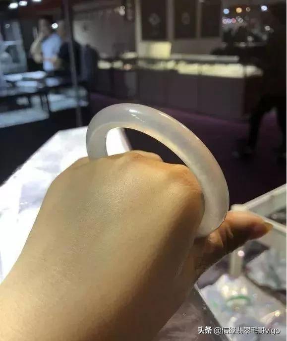 三千万以上的翡翠手镯三千多的翡翠镯子怎么样-第10张图片-翡翠网 三千万以上的翡翠手镯三千多的翡翠镯子怎么样-第10张图片-翡翠网