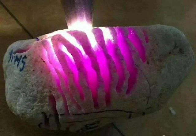 包含怎样选择原石翡翠紫罗兰质细的词条-第5张图片-翡翠网 包含怎样选择原石翡翠紫罗兰质细的词条-第5张图片-翡翠网