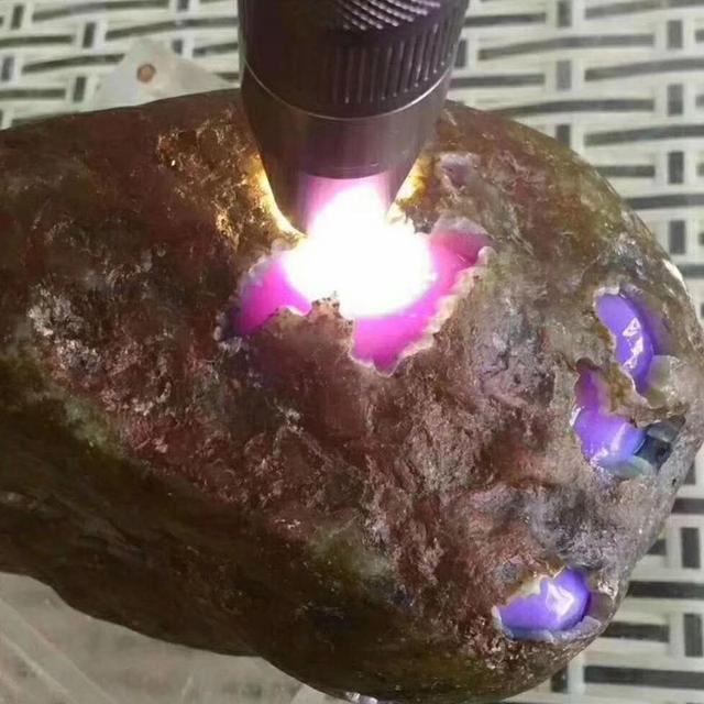 包含怎样选择原石翡翠紫罗兰质细的词条-第6张图片-翡翠网 包含怎样选择原石翡翠紫罗兰质细的词条-第6张图片-翡翠网