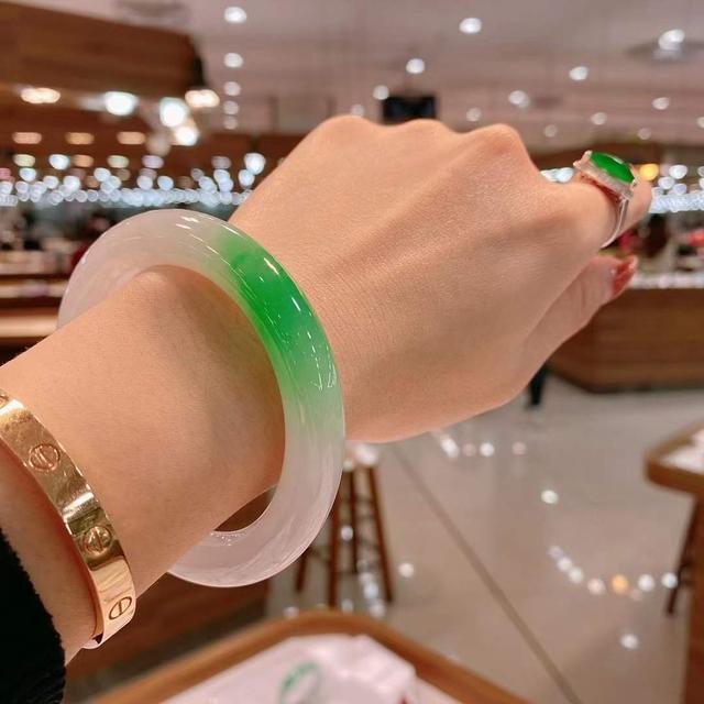 翡翠轮胎款手镯标准尺寸,一千万满绿翡翠手镯-第17张图片-翡翠网 翡翠轮胎款手镯标准尺寸,一千万满绿翡翠手镯-第17张图片-翡翠网