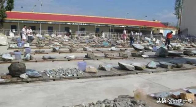 直播间买翡翠原石可靠吗云南翡翠原石批发市场-第10张图片-翡翠网 直播间买翡翠原石可靠吗云南翡翠原石批发市场-第10张图片-翡翠网