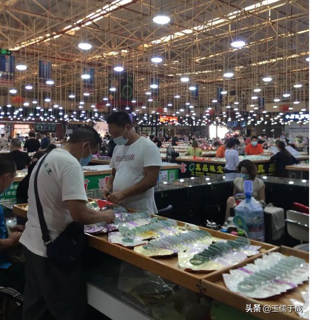 直播间买翡翠原石可靠吗云南翡翠原石批发市场-第13张图片-翡翠网 直播间买翡翠原石可靠吗云南翡翠原石批发市场-第13张图片-翡翠网