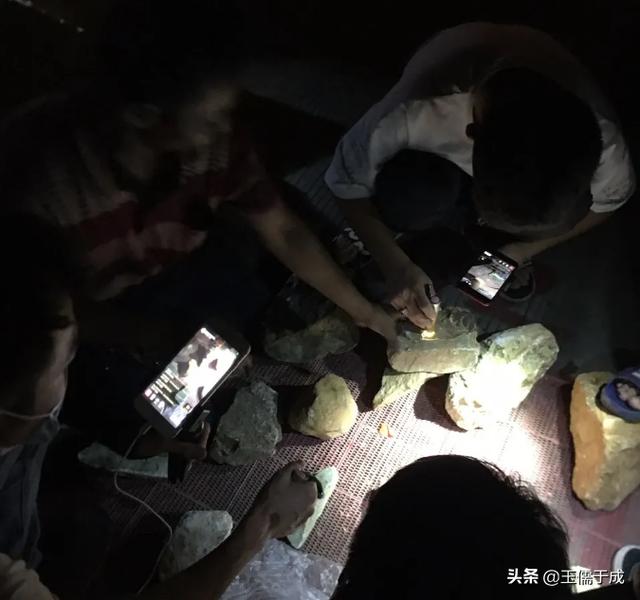 直播间买翡翠原石可靠吗云南翡翠原石批发市场-第20张图片-翡翠网 直播间买翡翠原石可靠吗云南翡翠原石批发市场-第20张图片-翡翠网