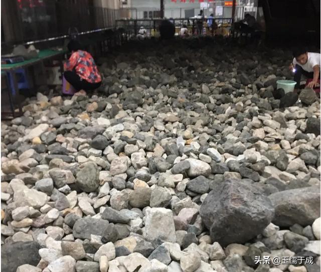 直播间买翡翠原石可靠吗云南翡翠原石批发市场-第21张图片-翡翠网 直播间买翡翠原石可靠吗云南翡翠原石批发市场-第21张图片-翡翠网