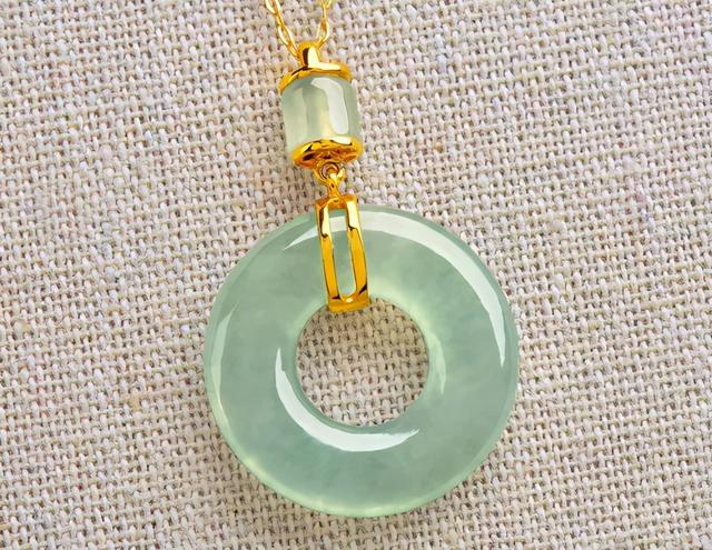 翡翠手镯的商品知识和寓意,A货翡翠手镯-第2张图片-翡翠网 翡翠手镯的商品知识和寓意,A货翡翠手镯-第2张图片-翡翠网