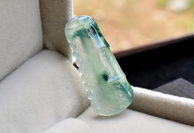 翡翠手镯的商品知识和寓意,A货翡翠手镯-第3张图片-翡翠网 翡翠手镯的商品知识和寓意,A货翡翠手镯-第3张图片-翡翠网