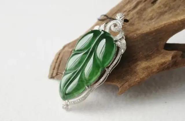 翡翠手镯的商品知识和寓意,A货翡翠手镯-第7张图片-翡翠网 翡翠手镯的商品知识和寓意,A货翡翠手镯-第7张图片-翡翠网