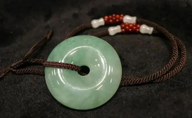 翡翠手镯的商品知识和寓意,A货翡翠手镯-第11张图片-翡翠网 翡翠手镯的商品知识和寓意,A货翡翠手镯-第11张图片-翡翠网