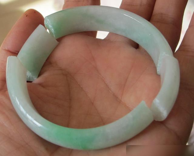 天津买玉镯子去哪,天津哪里有翡翠手镯修复-第2张图片-翡翠网 天津买玉镯子去哪,天津哪里有翡翠手镯修复-第2张图片-翡翠网