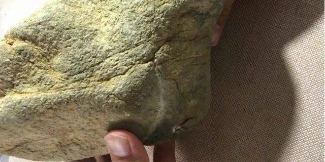 翡翠原石有几种一万元翡翠原石-第2张图片-翡翠网 翡翠原石有几种一万元翡翠原石-第2张图片-翡翠网